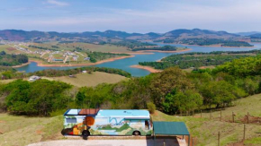 Refúgio estelar com vista para represa